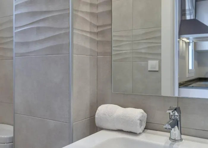 Live Like A Local In Eixample Apartman *